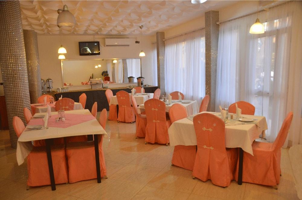 restaurant-cafeteria