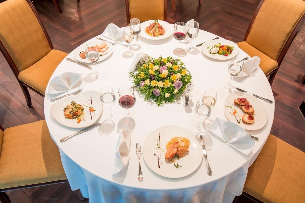restaurant cafeteria
