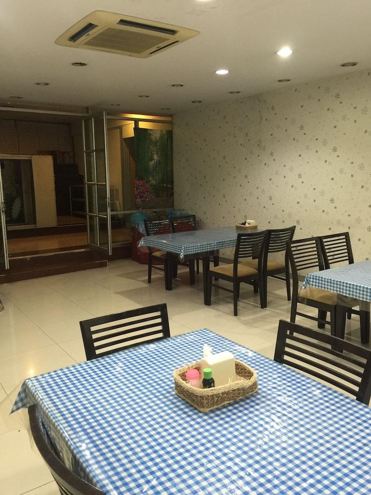 restaurant cafeteria