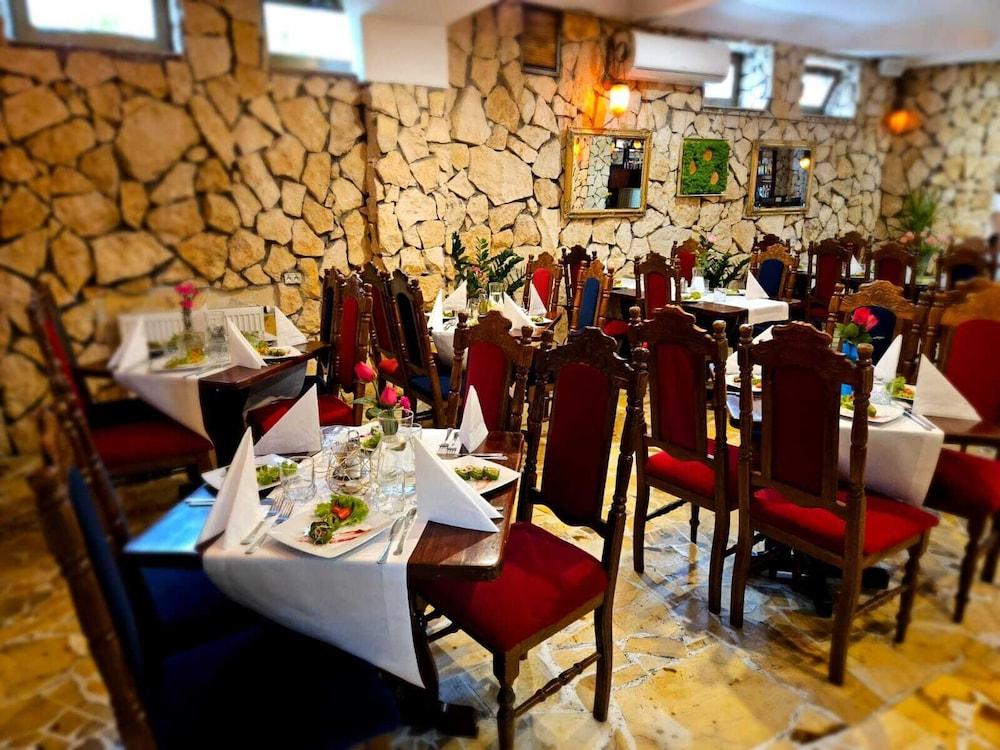 restaurant cafeteria