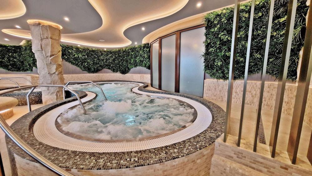 swimming pool spa