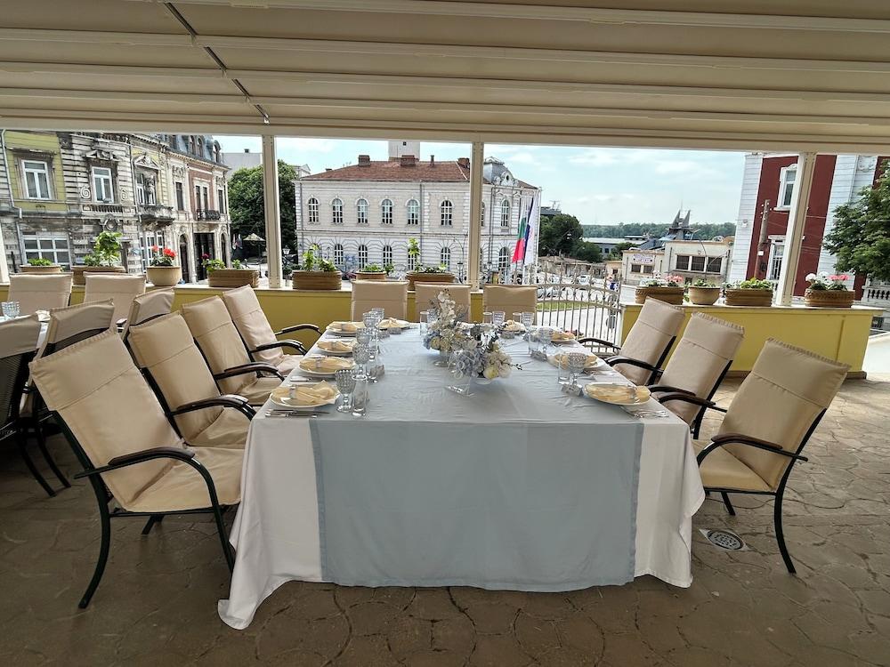 restaurant cafeteria