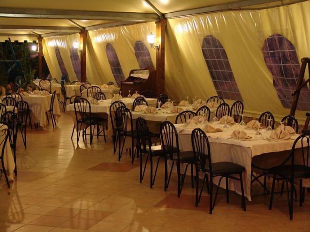 restaurant cafeteria