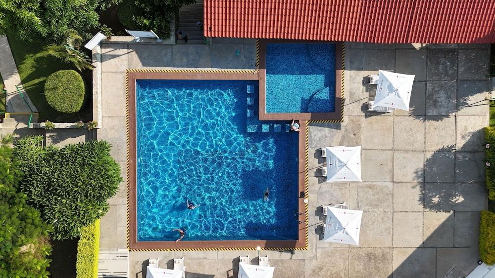 swimming pool spa