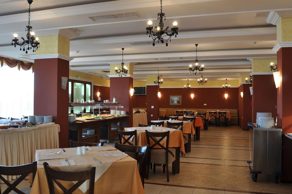 restaurant cafeteria