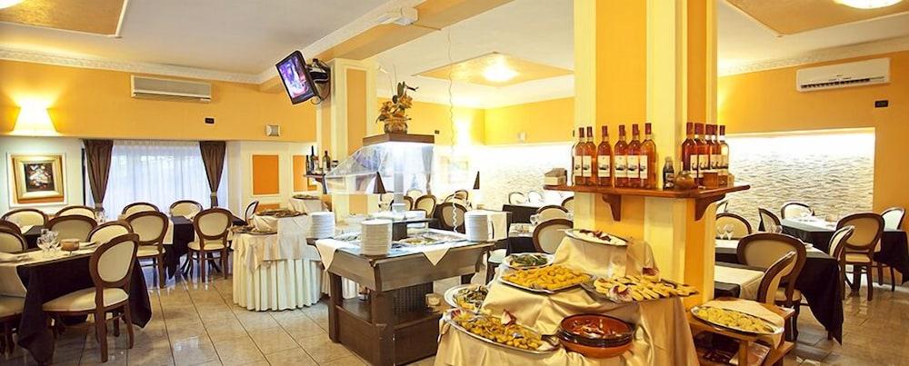 restaurant cafeteria