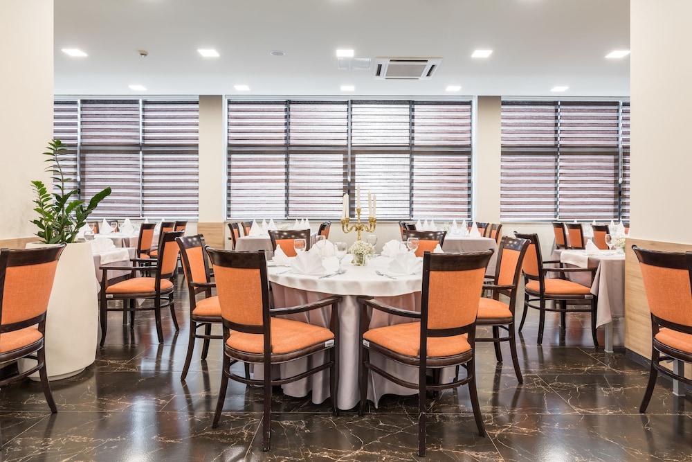 restaurant cafeteria
