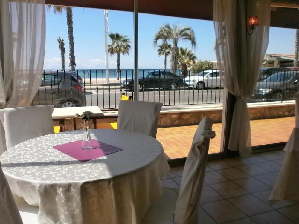 restaurant cafeteria