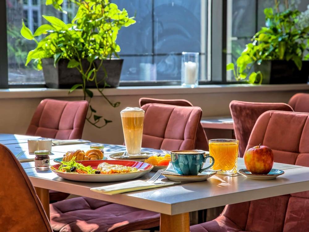 restaurant cafeteria