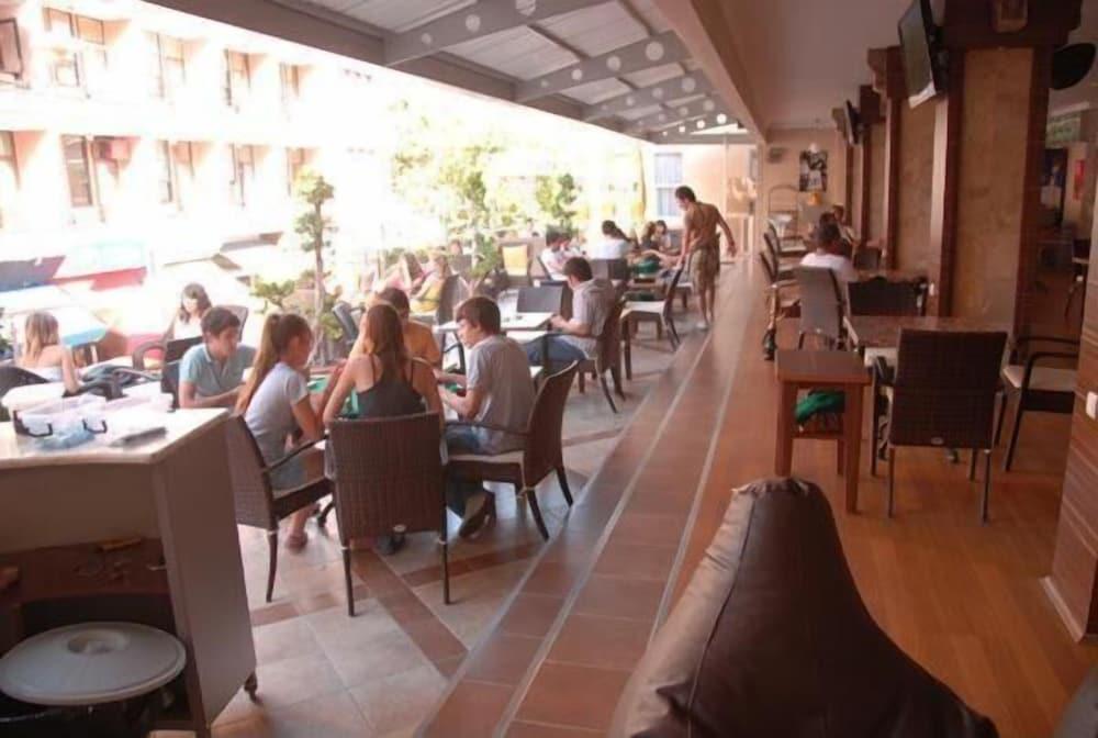restaurant cafeteria