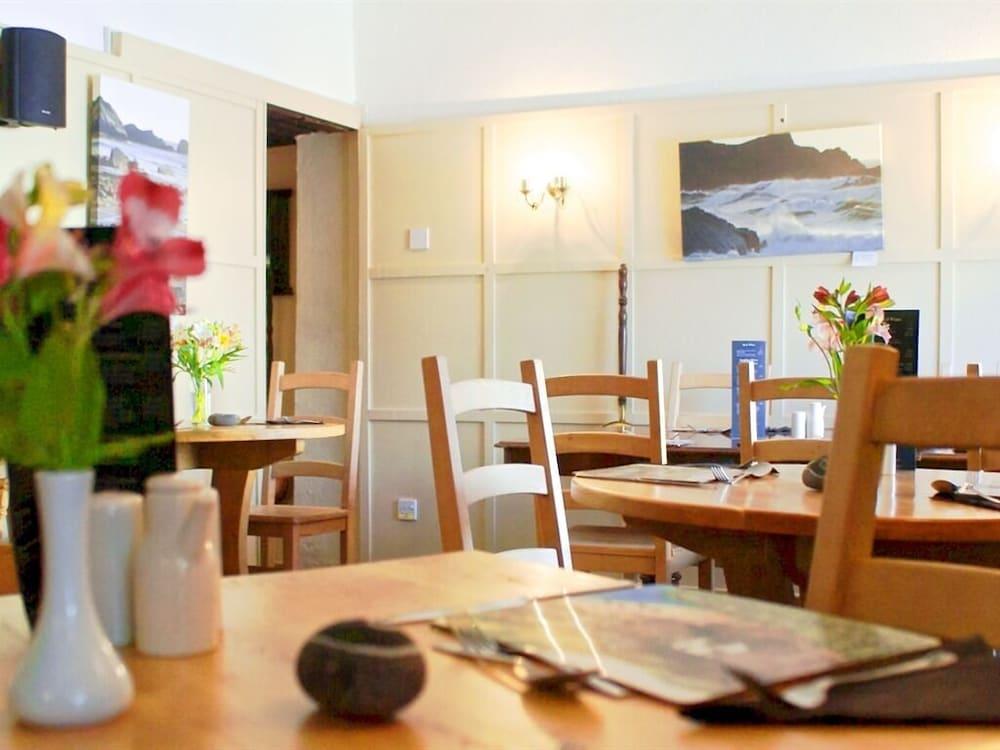 restaurant-cafeteria