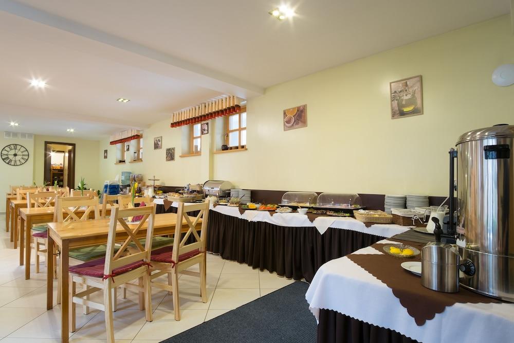 restaurant cafeteria