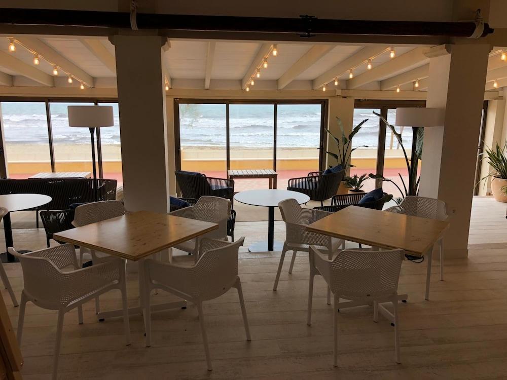 restaurant cafeteria