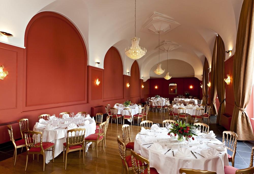 restaurant-cafeteria