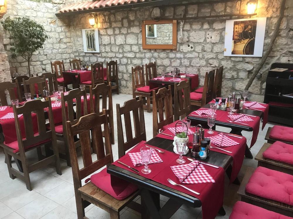 restaurant cafeteria