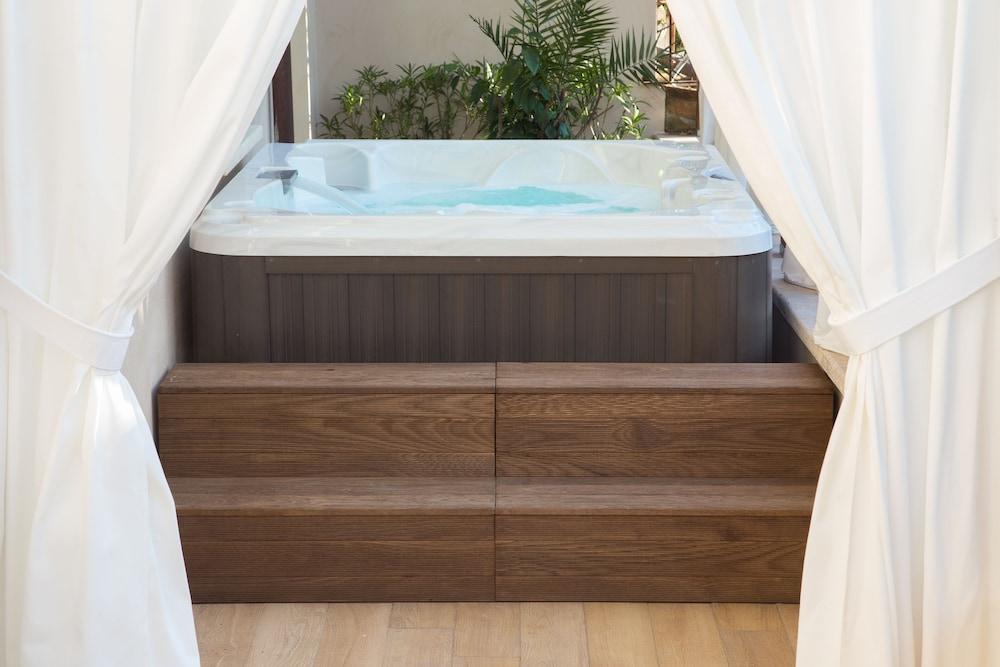 swimming pool spa