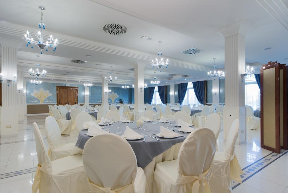 restaurant cafeteria