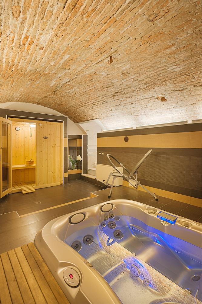 swimming pool spa