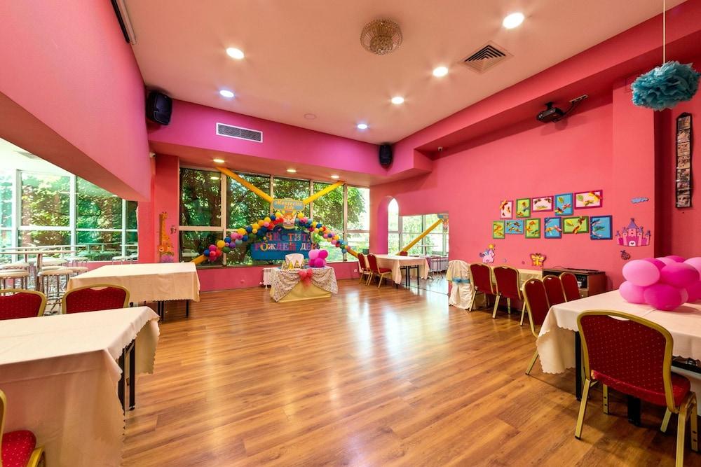 restaurant-cafeteria