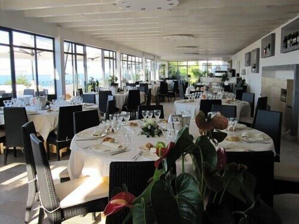 restaurant cafeteria