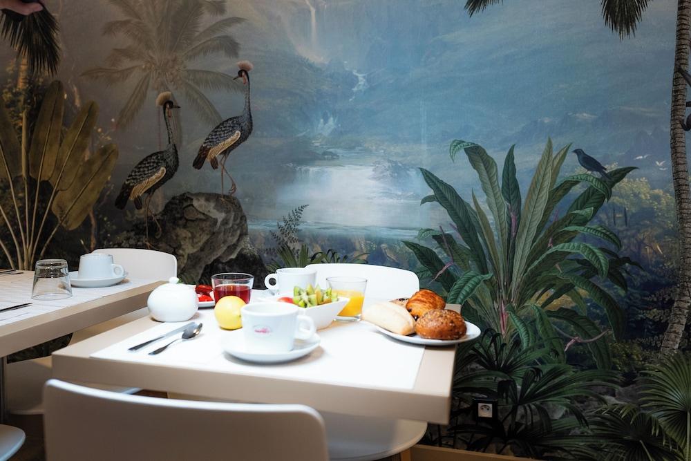 restaurant cafeteria