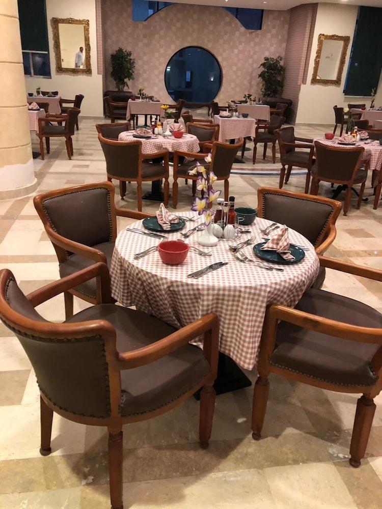 restaurant cafeteria