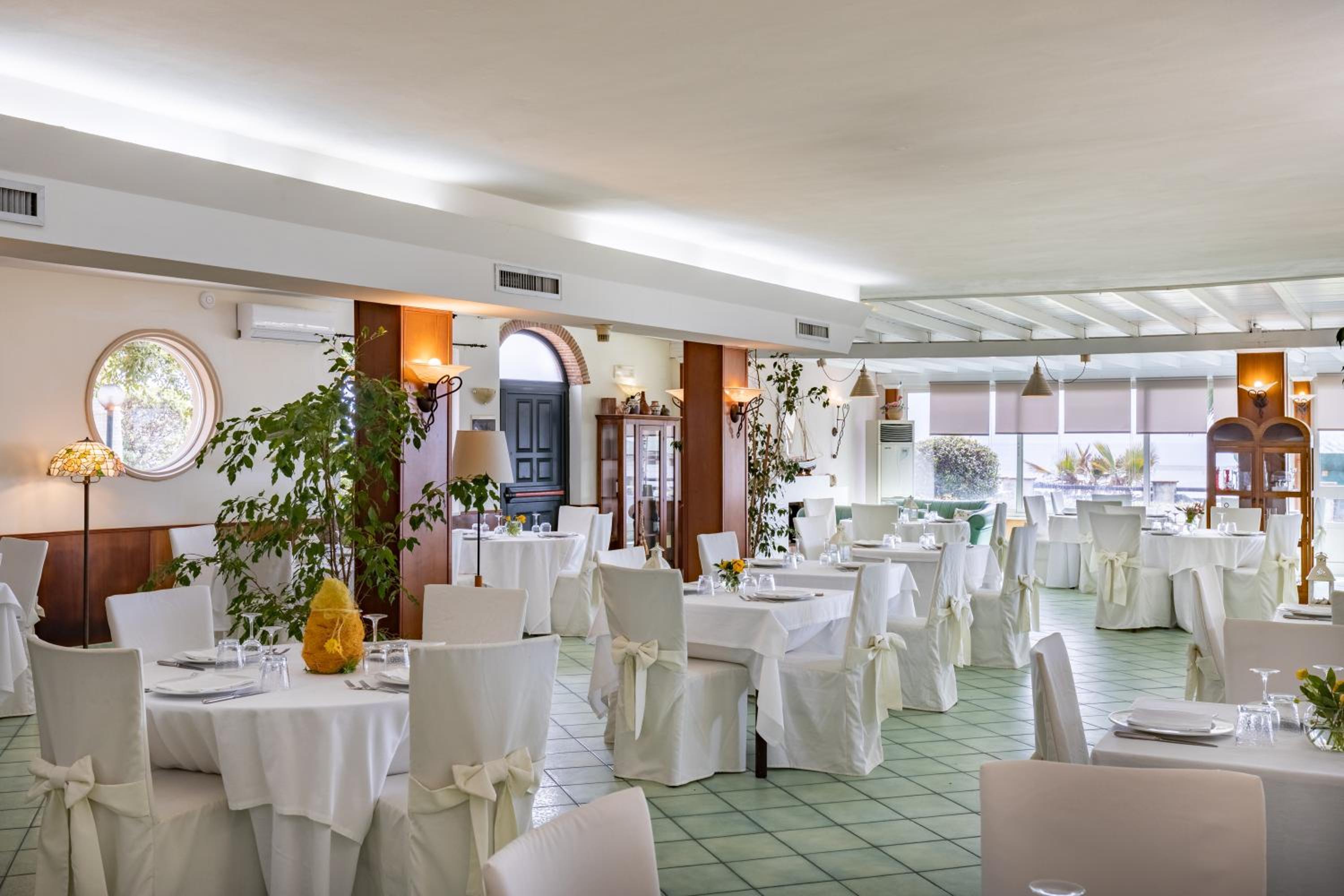 restaurant cafeteria