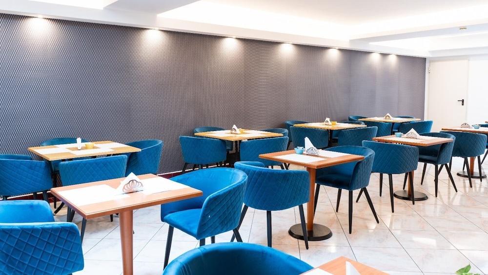 restaurant cafeteria