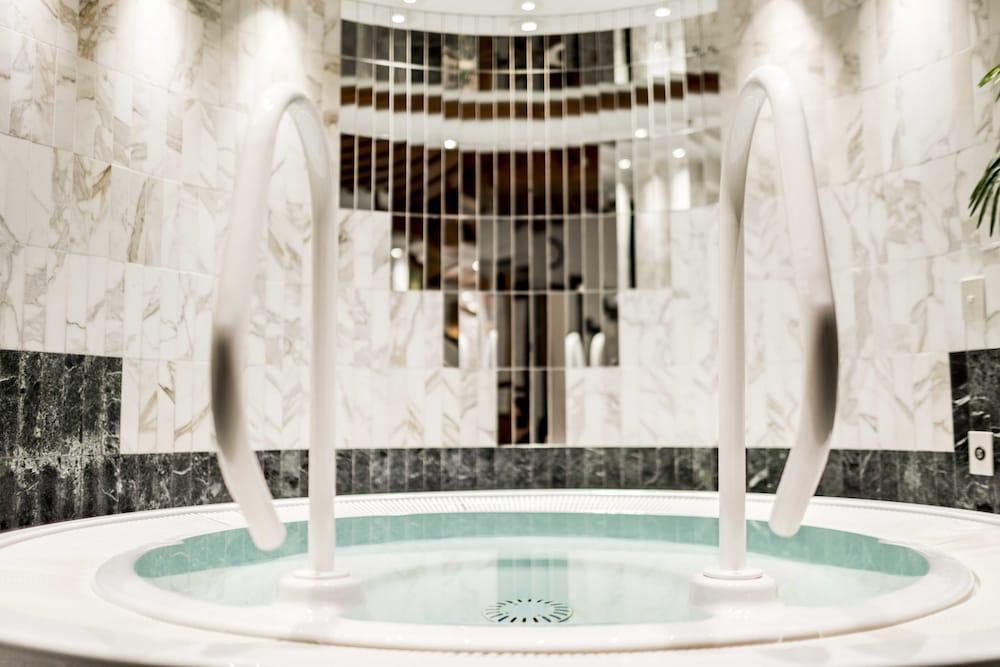 swimming pool spa