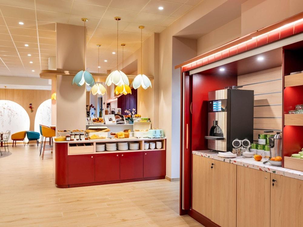 restaurant cafeteria