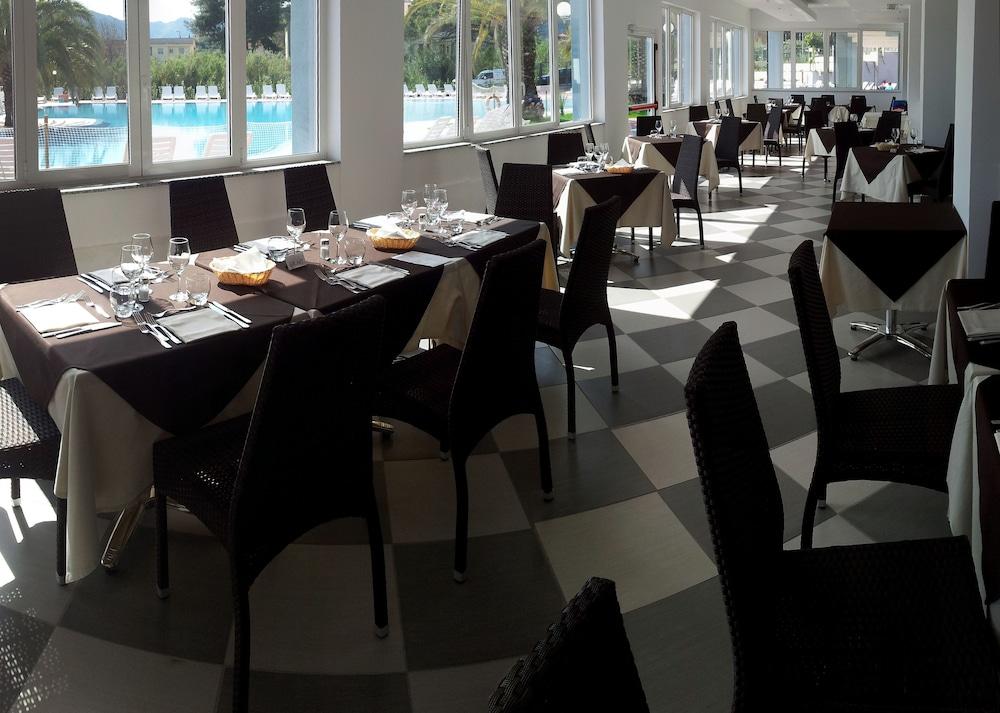 restaurant-cafeteria