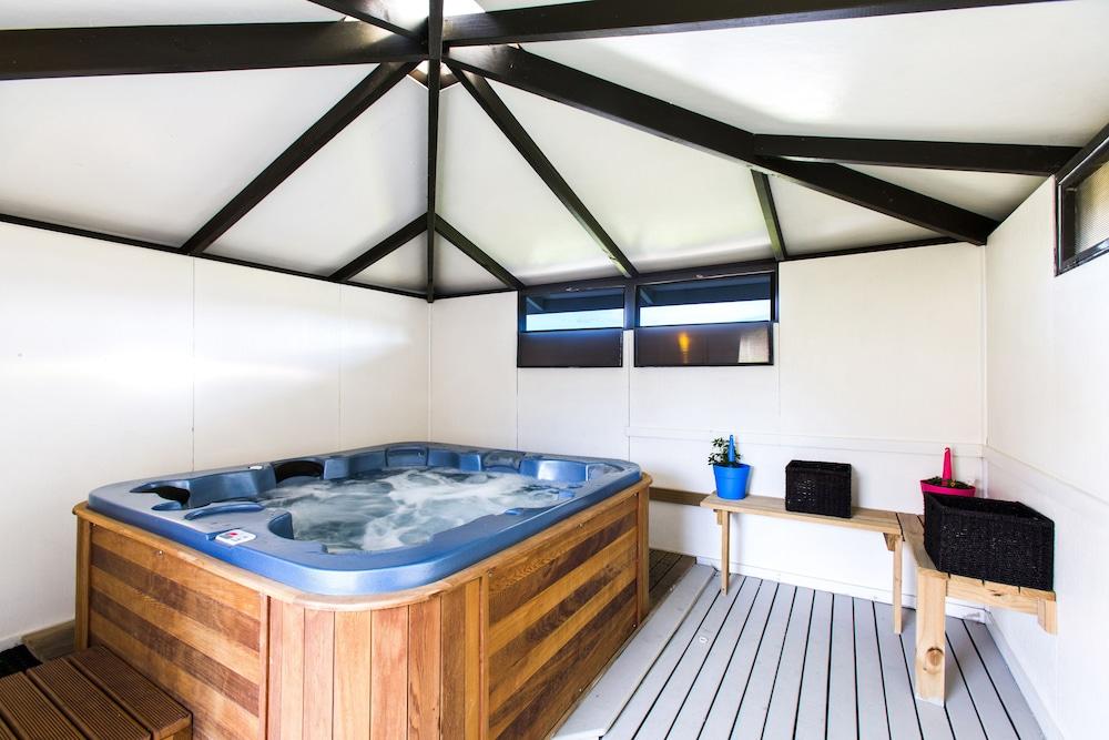 swimming pool spa