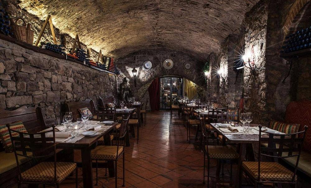restaurant cafeteria
