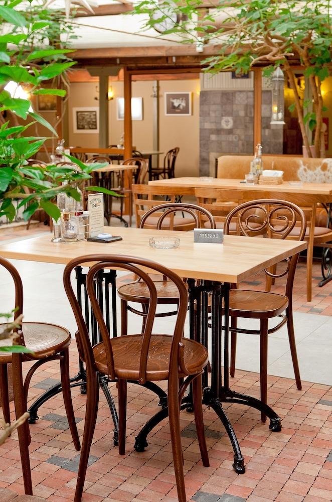 restaurant cafeteria