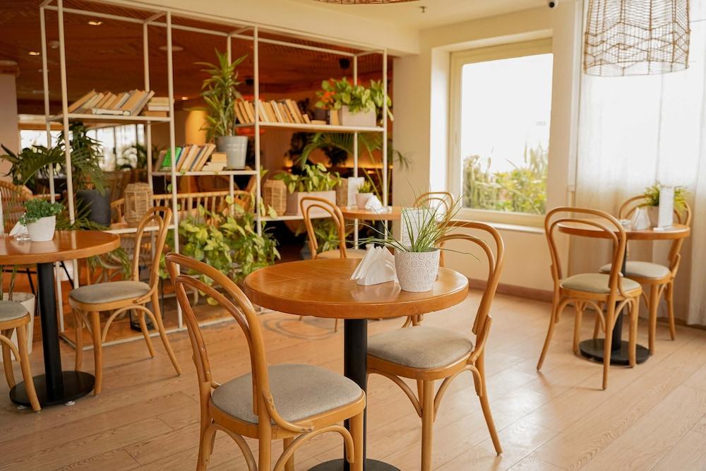 restaurant cafeteria