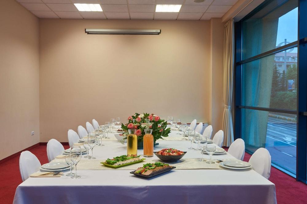 restaurant cafeteria