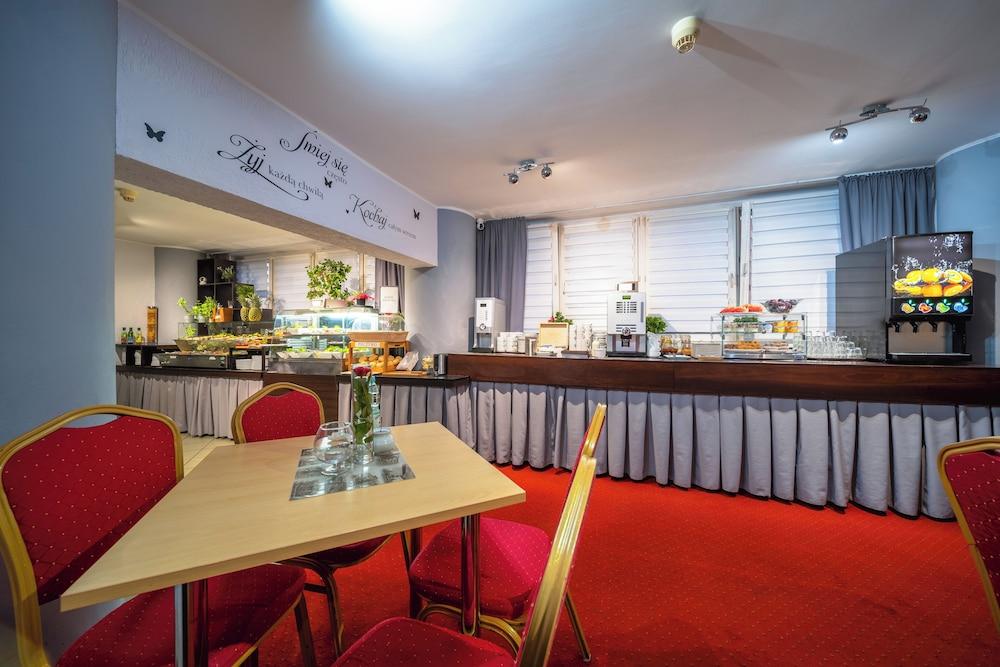 restaurant cafeteria