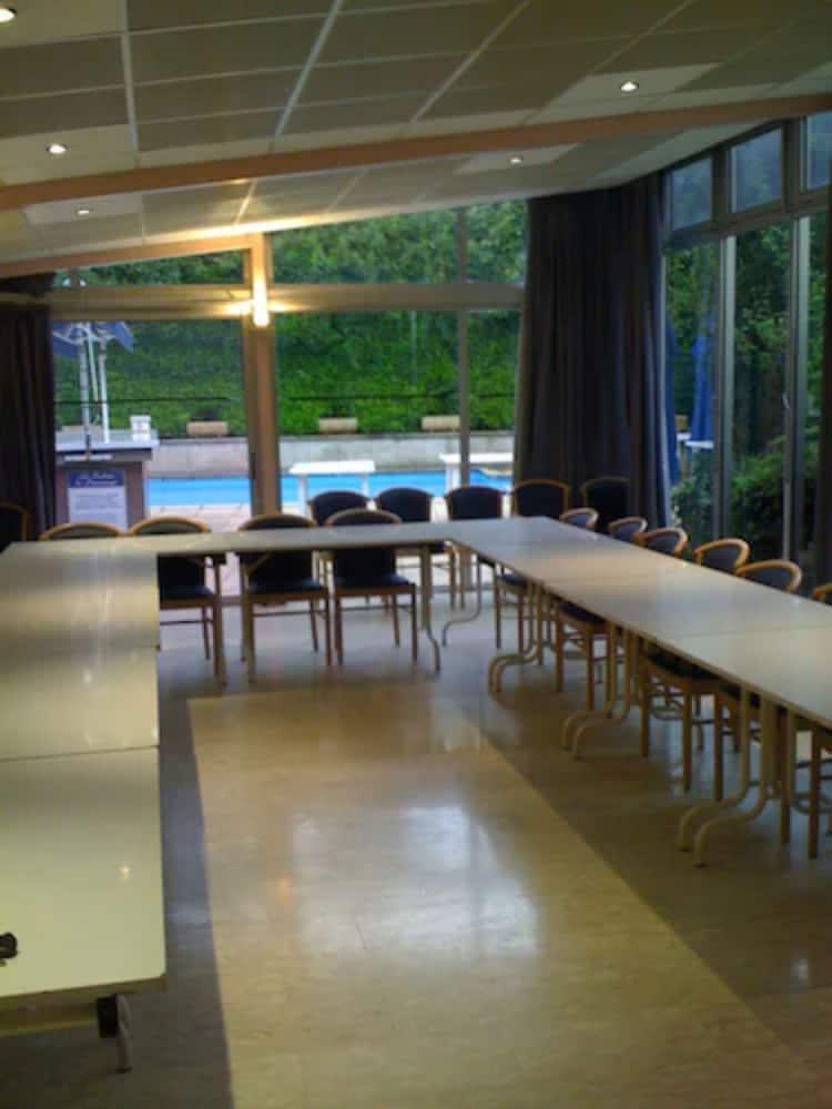 swimming pool spa