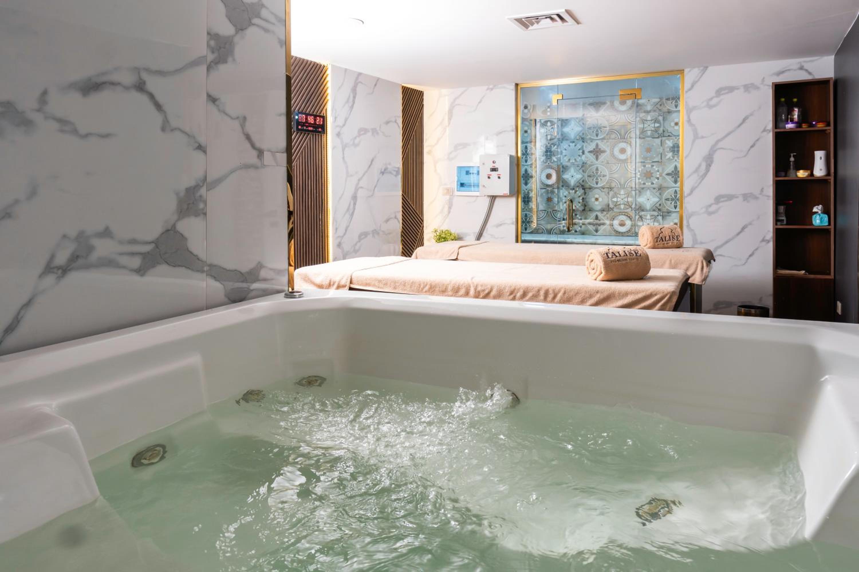 swimming pool spa