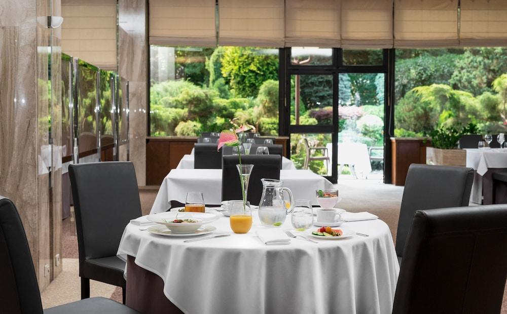 restaurant cafeteria