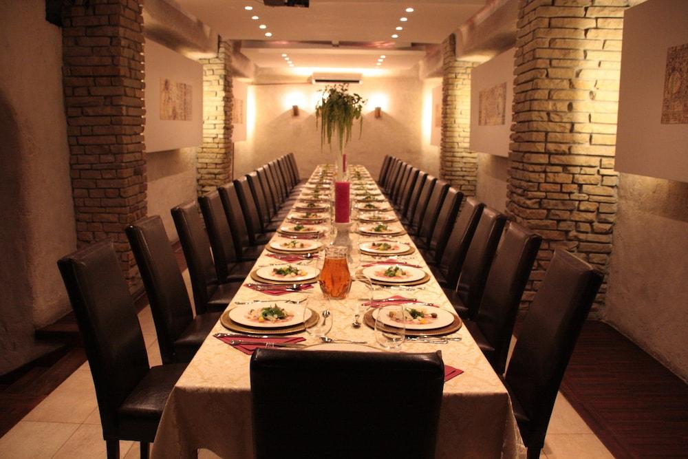 restaurant cafeteria