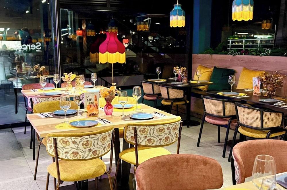 restaurant cafeteria