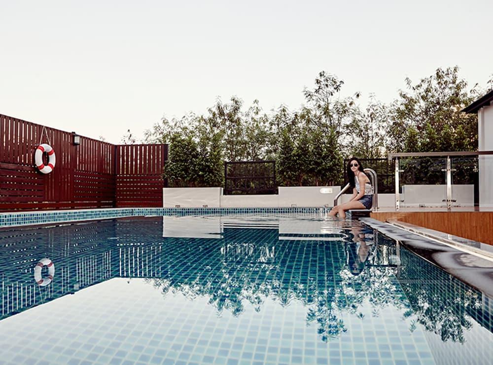 swimming pool spa