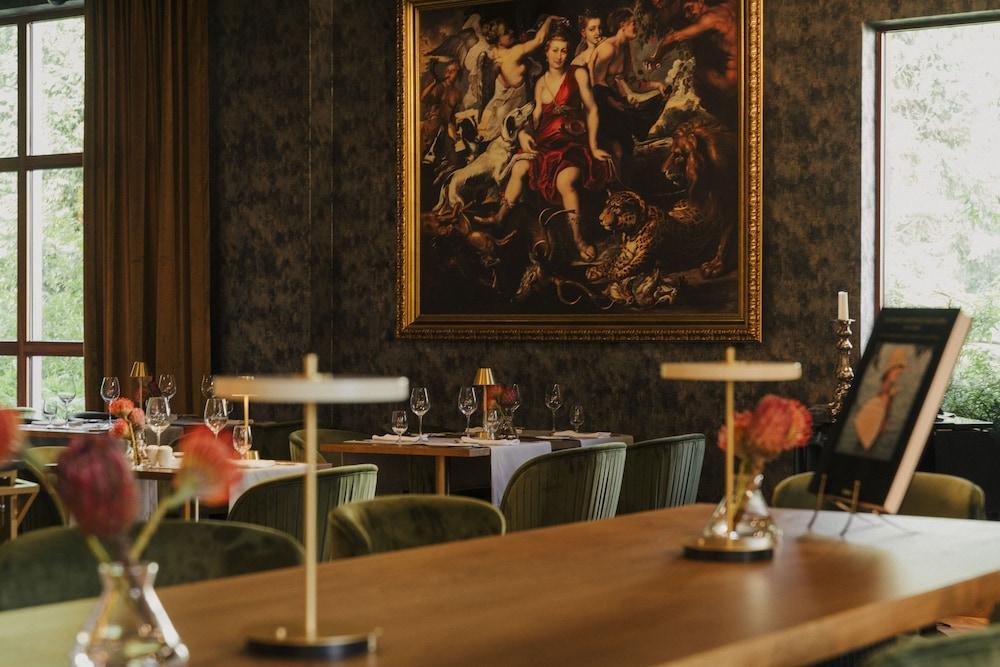 restaurant cafeteria