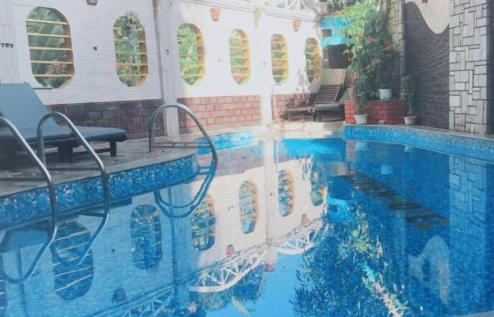 swimming pool spa
