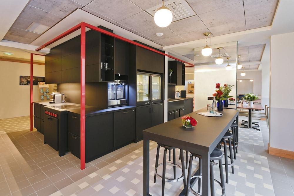 restaurant-cafeteria