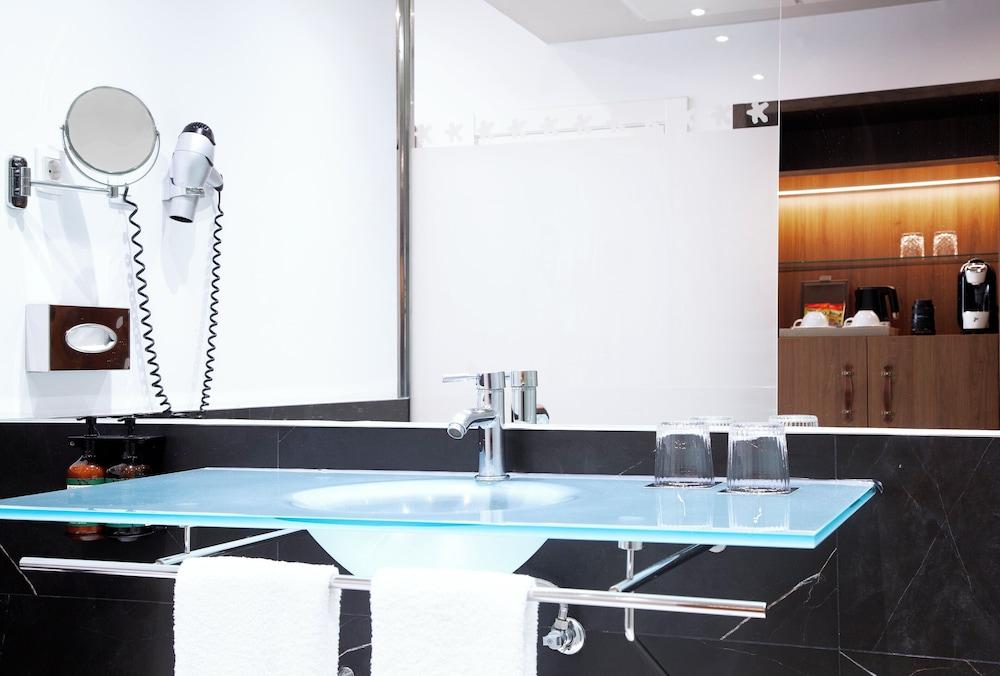 swimming pool spa
