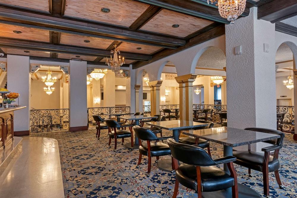 restaurant-cafeteria