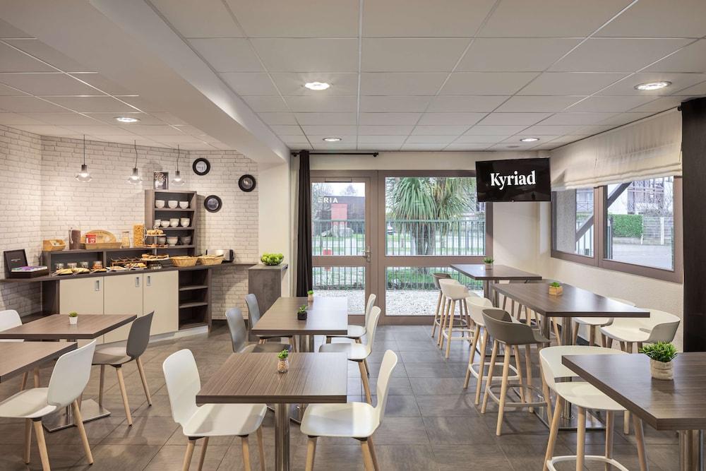 restaurant cafeteria