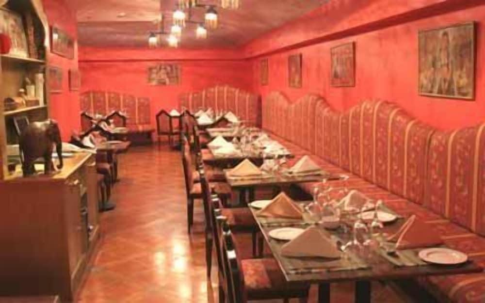 restaurant cafeteria